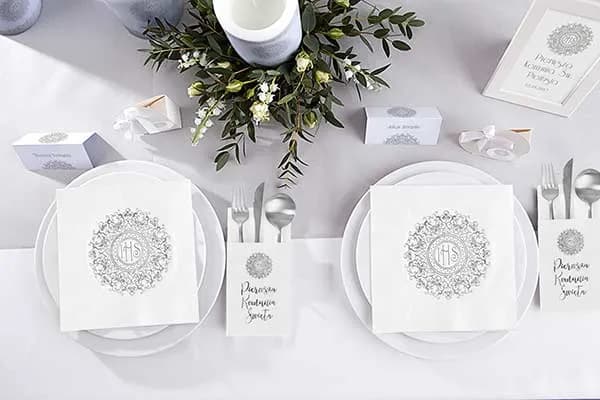 Jak pięknie udekorować stół na komunię dla chłopca – proste i efektowne pomysły