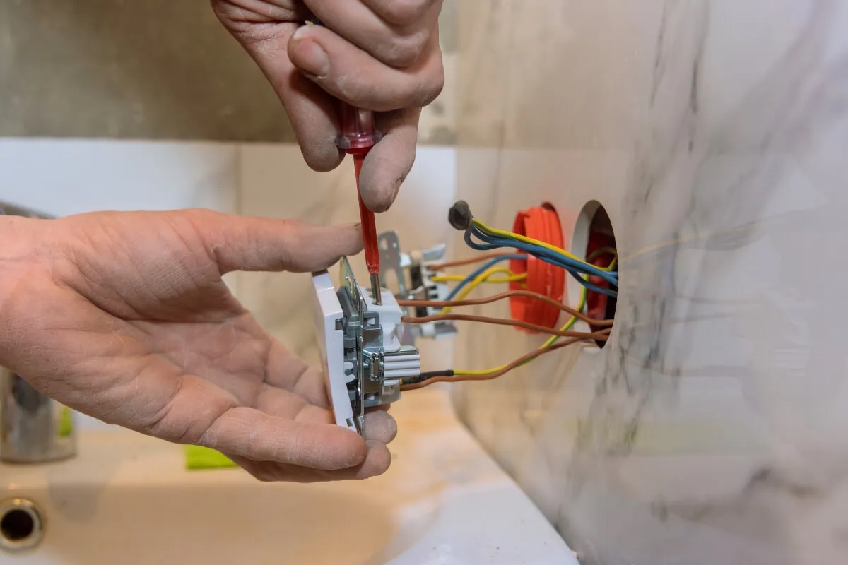 Jak bezpiecznie zamontować gniazdko elektryczne – krok po kroku bez błędów
