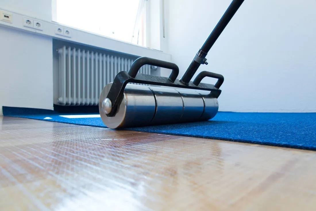 Jak położyć wykładzinę na panele bez błędów i uzyskać trwały efekt