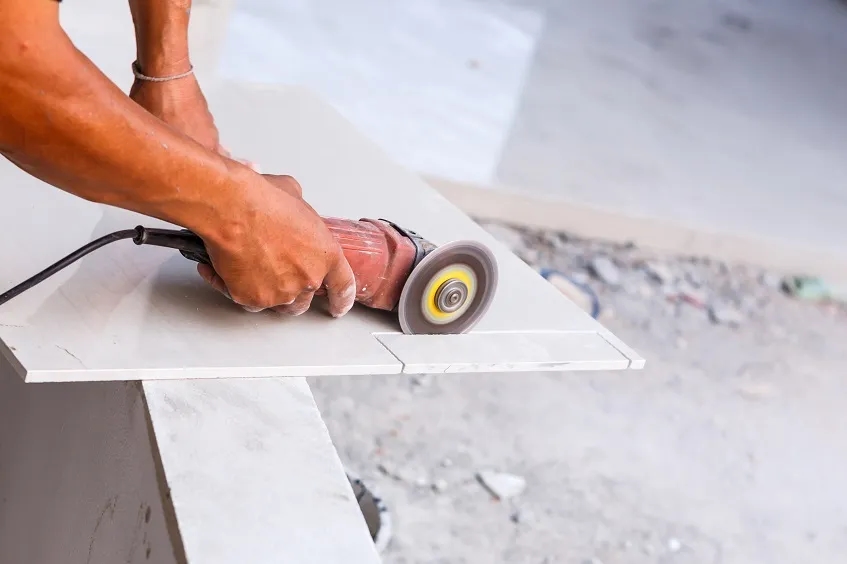 Jak bezpiecznie ciąć kamień dekoracyjny betonowy? Najlepsze narzędzia i techniki