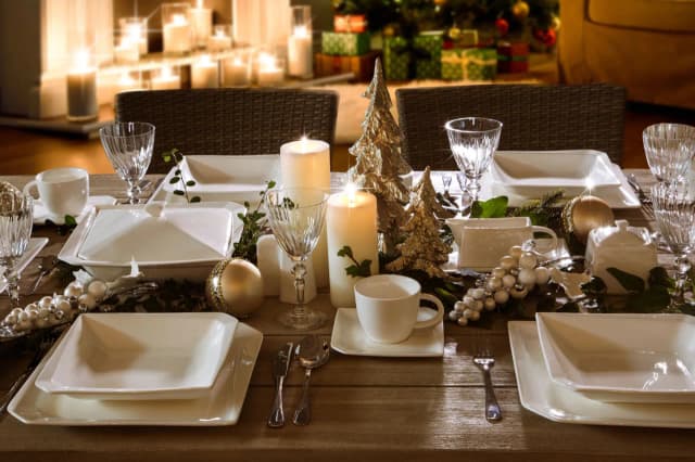 Jak udekorować stół na sylwestra – proste pomysły na magiczną atmosferę Jak udekorować stół na sylwestra – proste pomysły na magiczną atmosferę