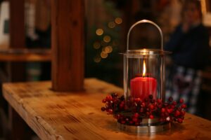 Bożonarodzeniowy świecznik nadaje niepowtarzalnej aury w domu