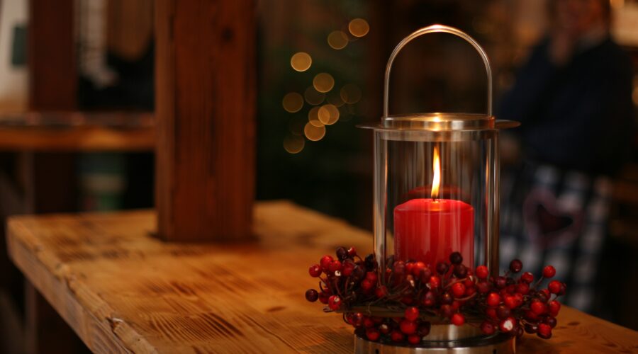 Bożonarodzeniowy świecznik nadaje niepowtarzalnej aury w domu